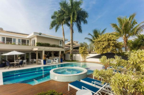 Casa de luxo com piscina, área gourmet e próxima da praia, no condomínio Costa Verde da Tabatinga